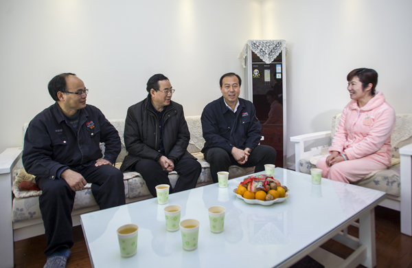 集团领导带队来公司送温暖